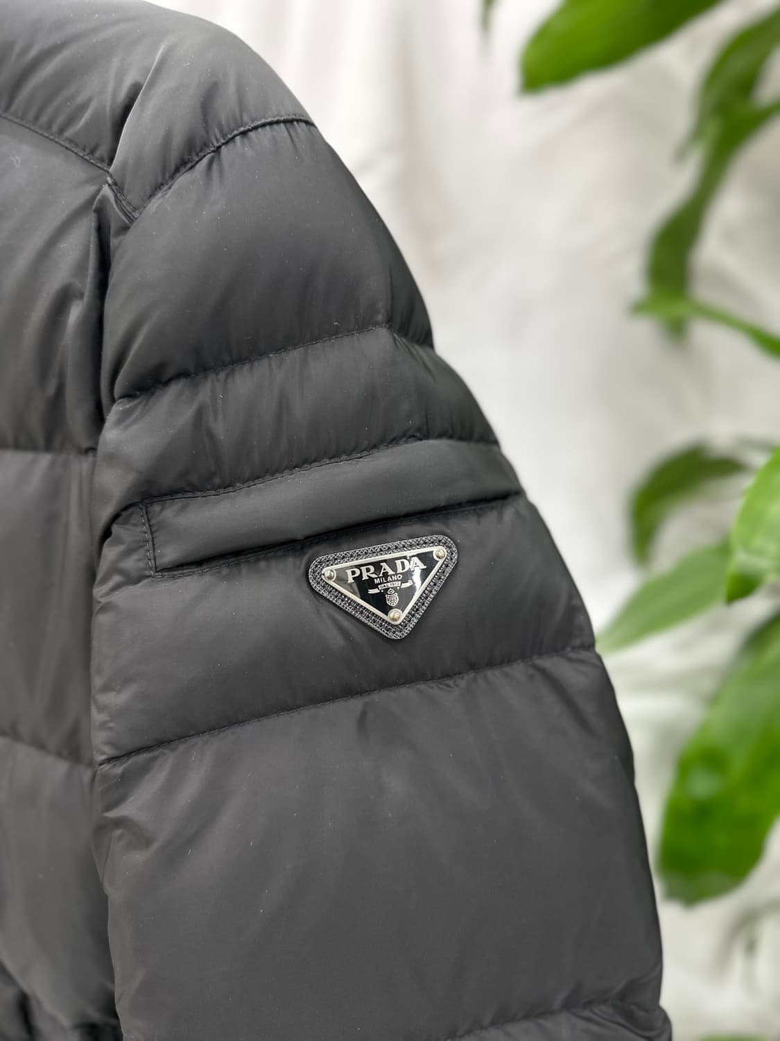 (48) 프라다 트라리앵글 로고 다운패딩 블랙 상품이미지3