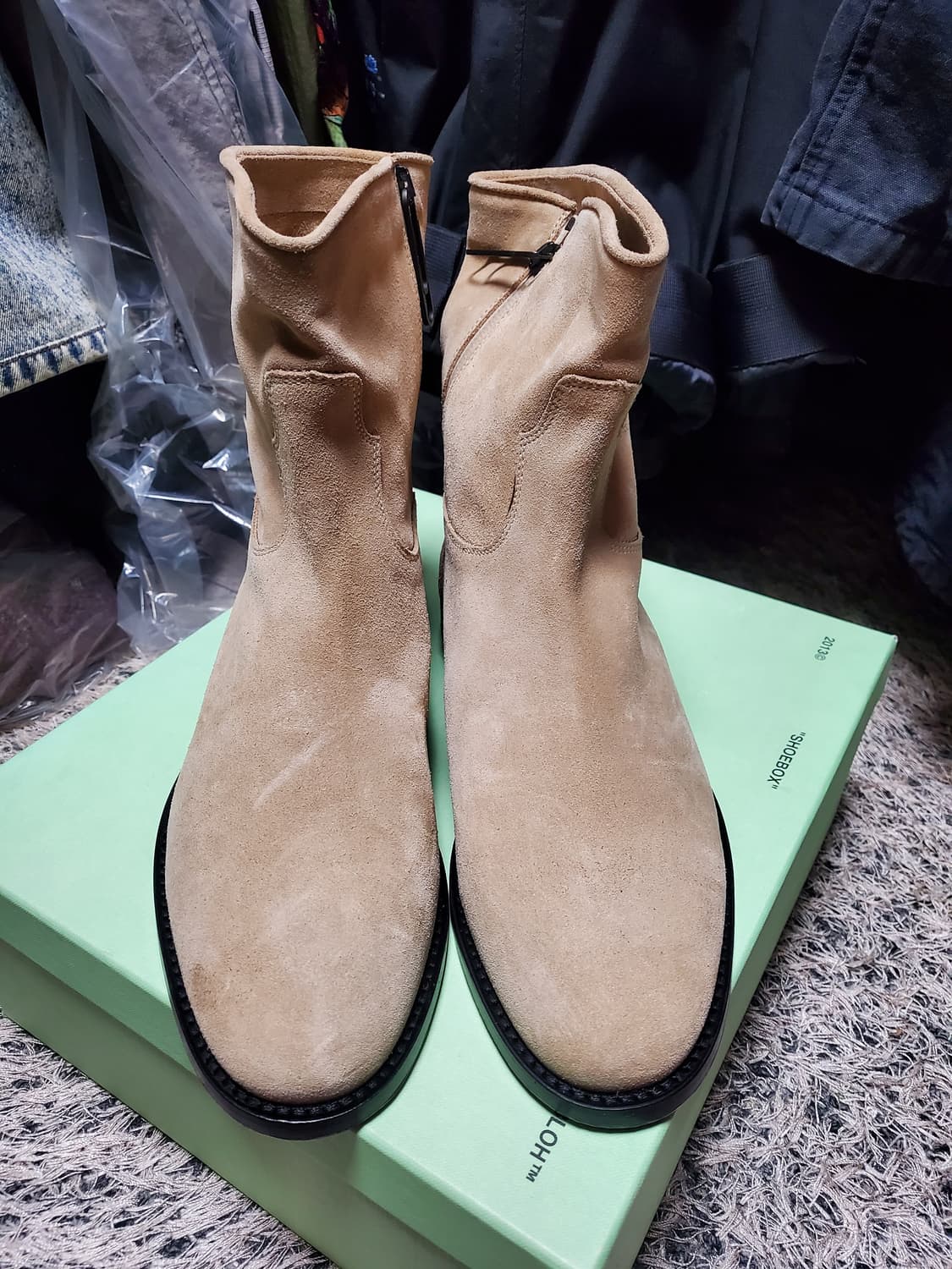 오프화이트 스웨이드 앵클 부츠 베이지 상품이미지2