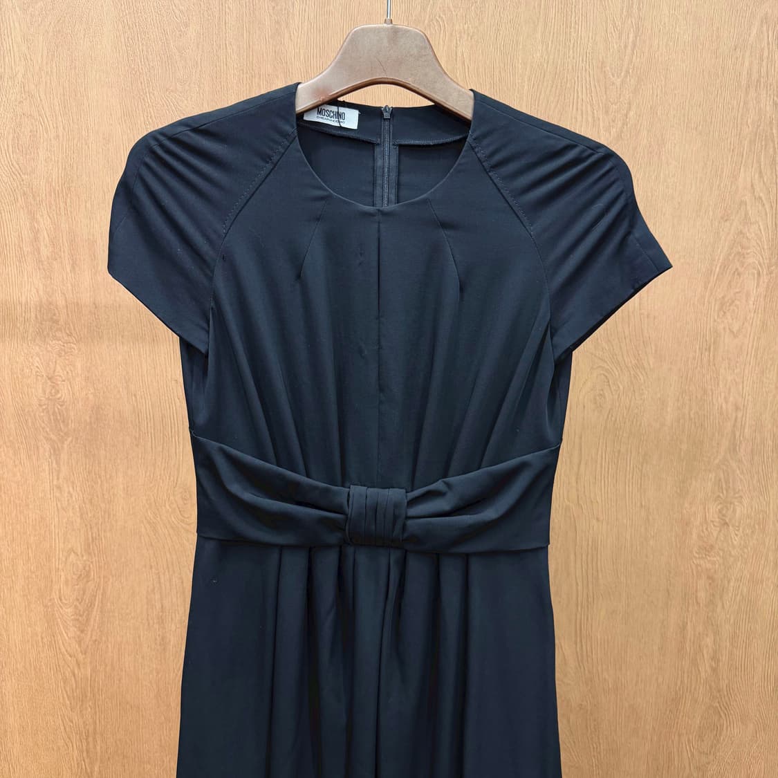 모스키노 칩앤시크 울 드레이프 원피스 패널 절개 중앙 매듭 디테일 블랙 상품이미지4