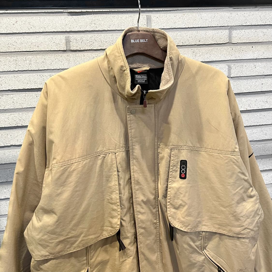 나이키 유틸리티 점퍼 4포켓 밑단 스트링 넥 후면 로고 디테일 베이지 상품이미지4