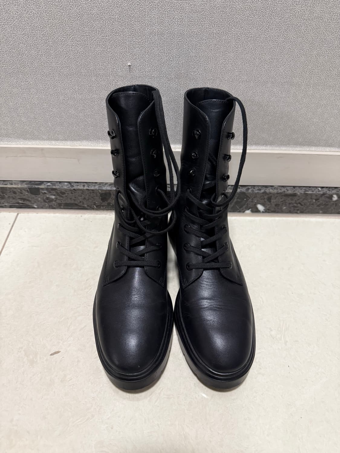 스튜어트 와이츠먼 맥켄지 부티 상품이미지1