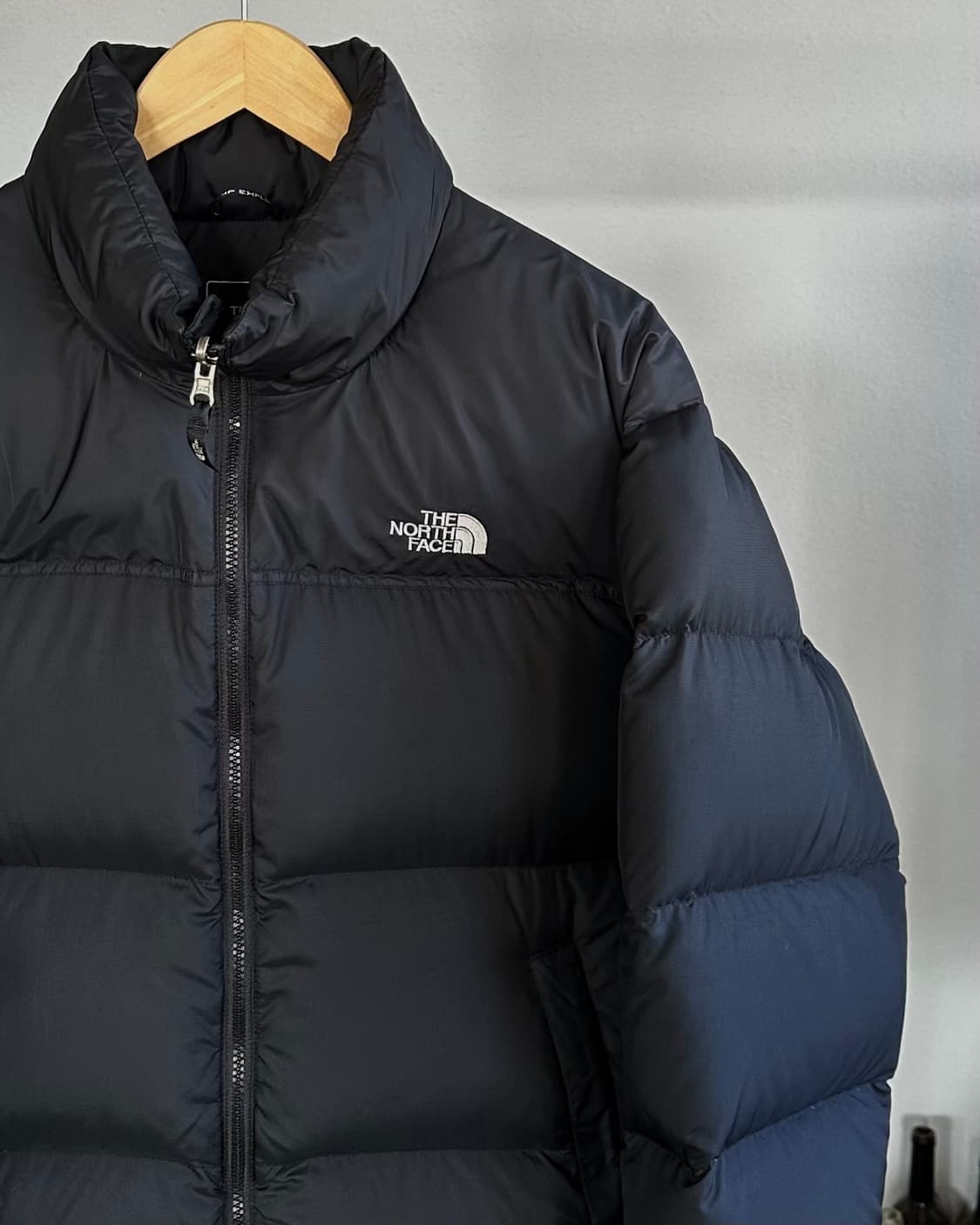 [M]노스페이스 해외판 눕시 700 스몰로고 경량 패딩 상품이미지2