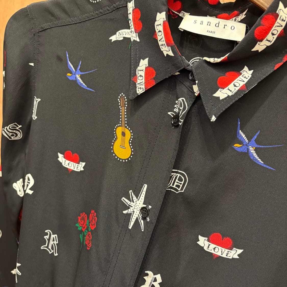 산드로 긴팔 실크 셔츠 하트 기타 장미 프린트 패턴 디테일 블랙 상품이미지6