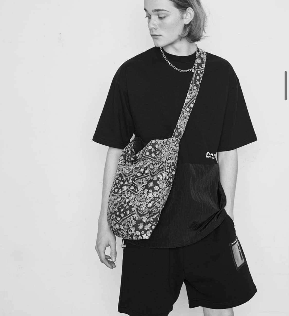 아워미닛세컨즈 페이즐리 에코백 레드 상품이미지1