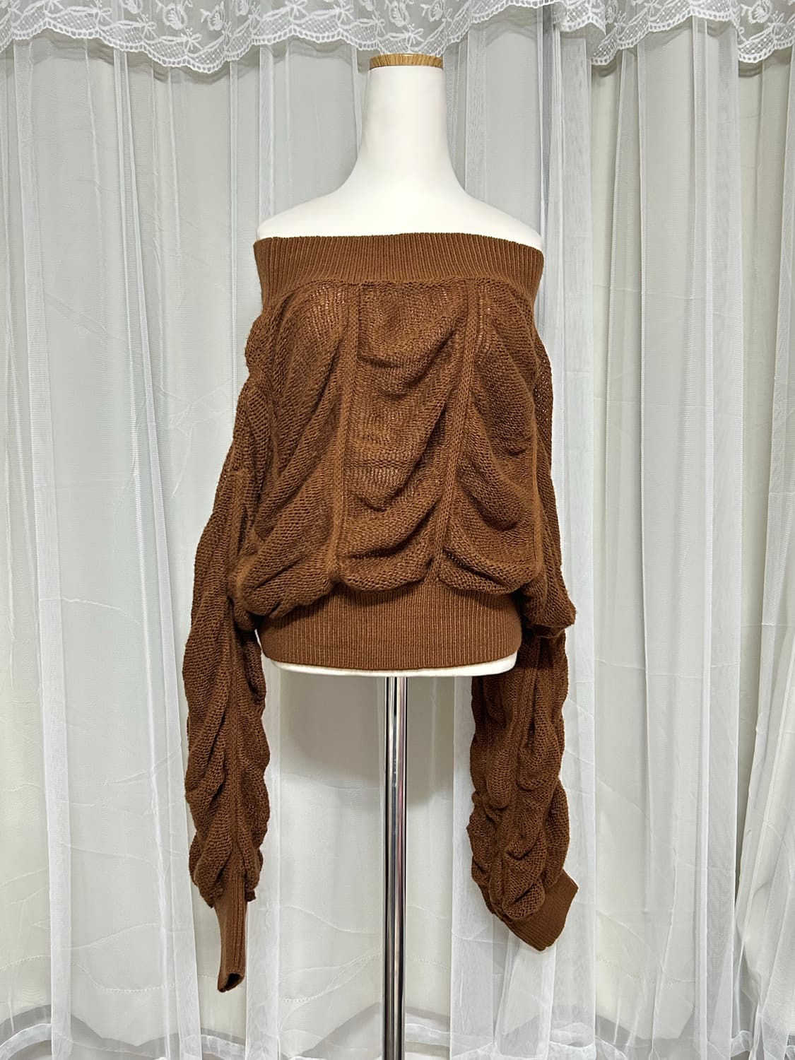 브라운 셔링 오프숄더 니트 상품이미지1