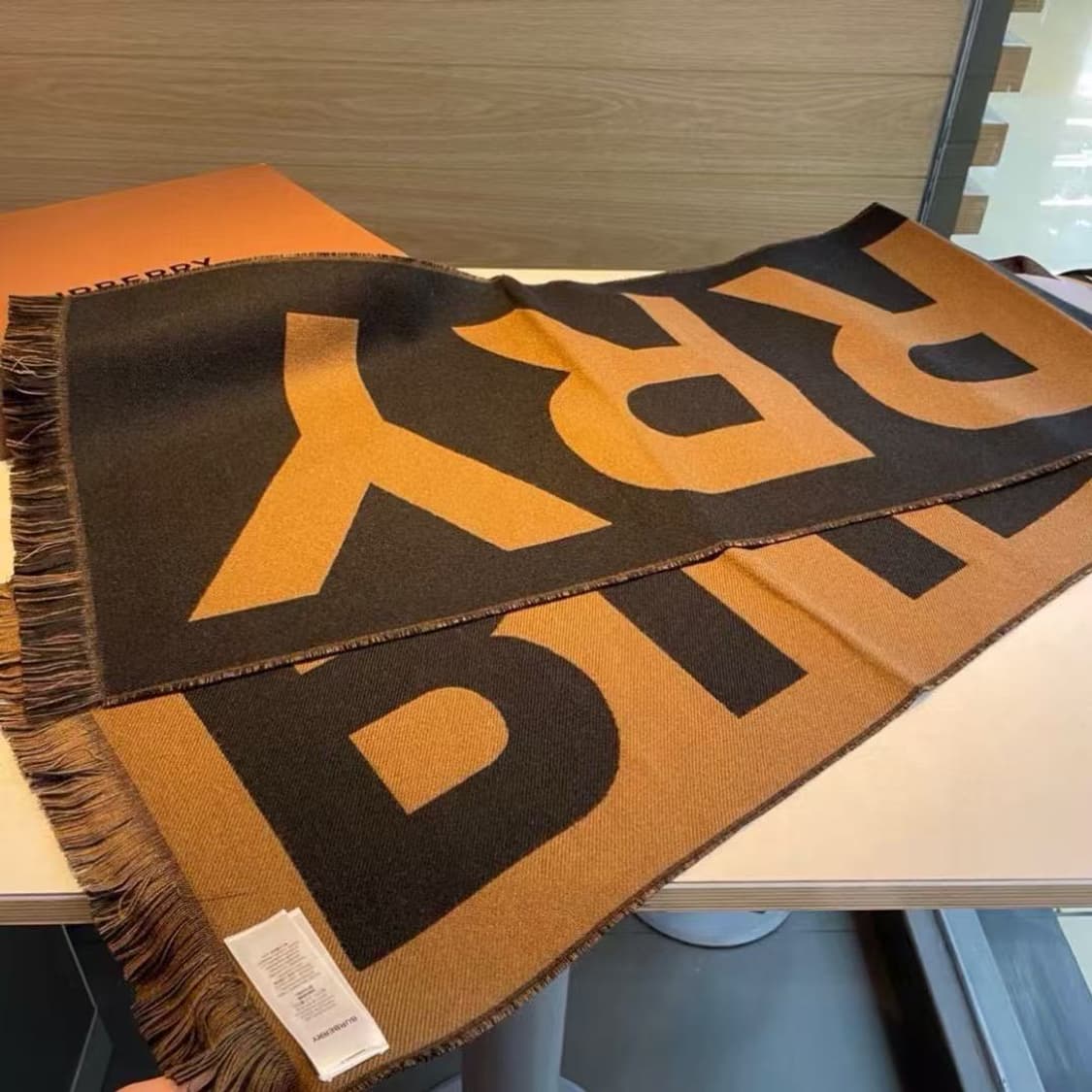 버버리숙녀 리버서블 스카프
 상품이미지2