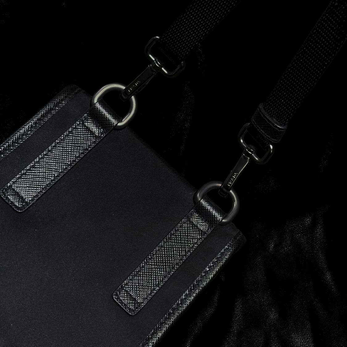 프라다 사피아노 리나일론 스트랩 폰 케이스백 블랙 상품이미지6