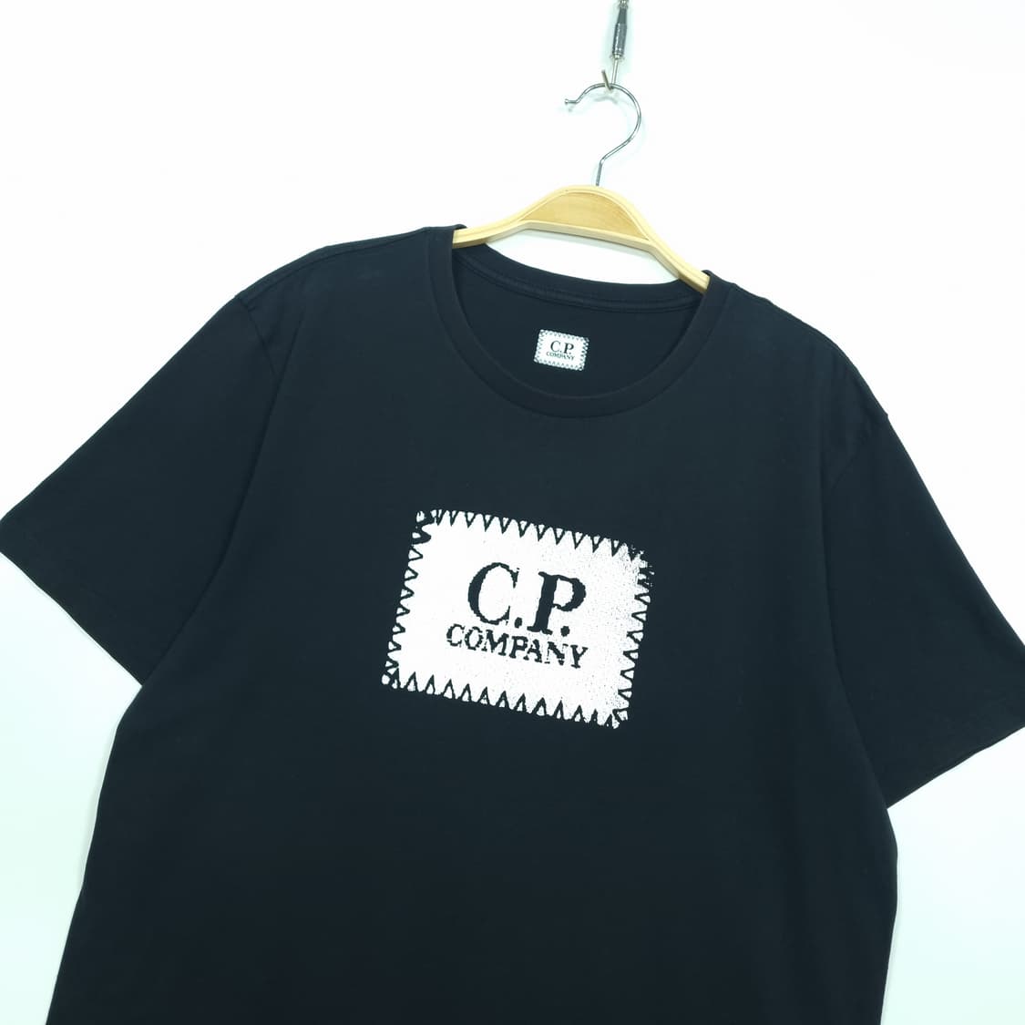 C.P. 컴퍼니 블랙 로고 반팔 티셔츠 상품이미지2