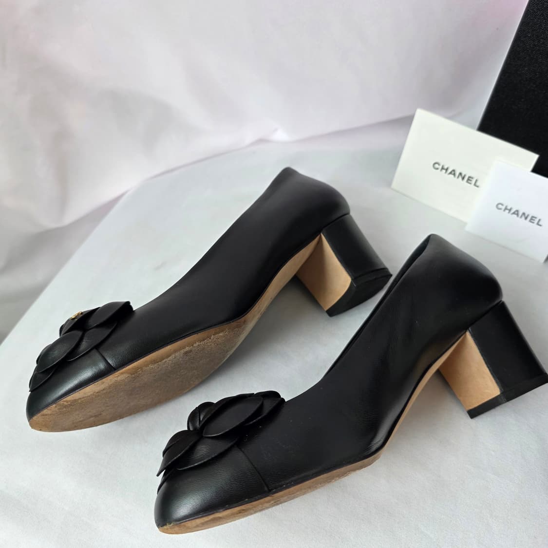 [정품 CHANEL] 샤넬 까멜리아 펌프스 구두 37 블랙 풀박스 상품이미지3