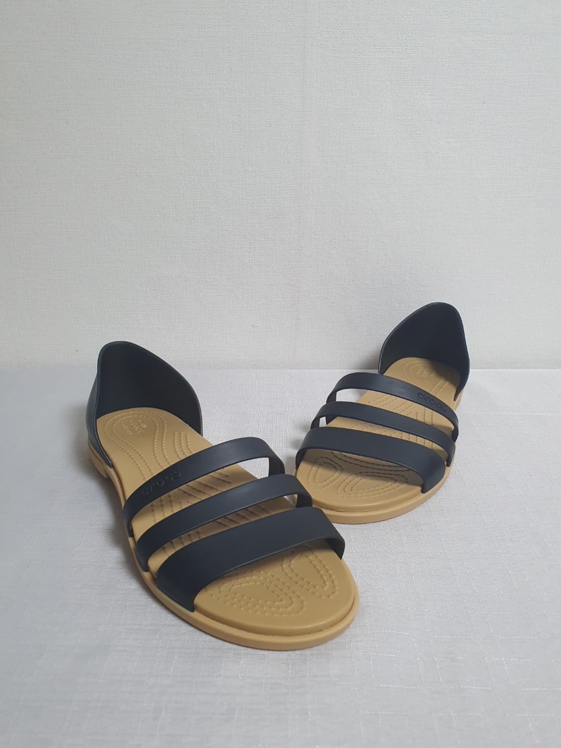 250mm 크록스 툴룸 오픈 플랫 샌들 블랙 탄 W8 상품이미지5