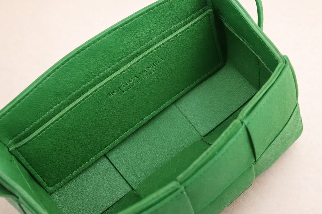 [S급] 보테가베네타 패러킷 캔디 카세트 미니 크로스백 판매합니다!!! 상품이미지3