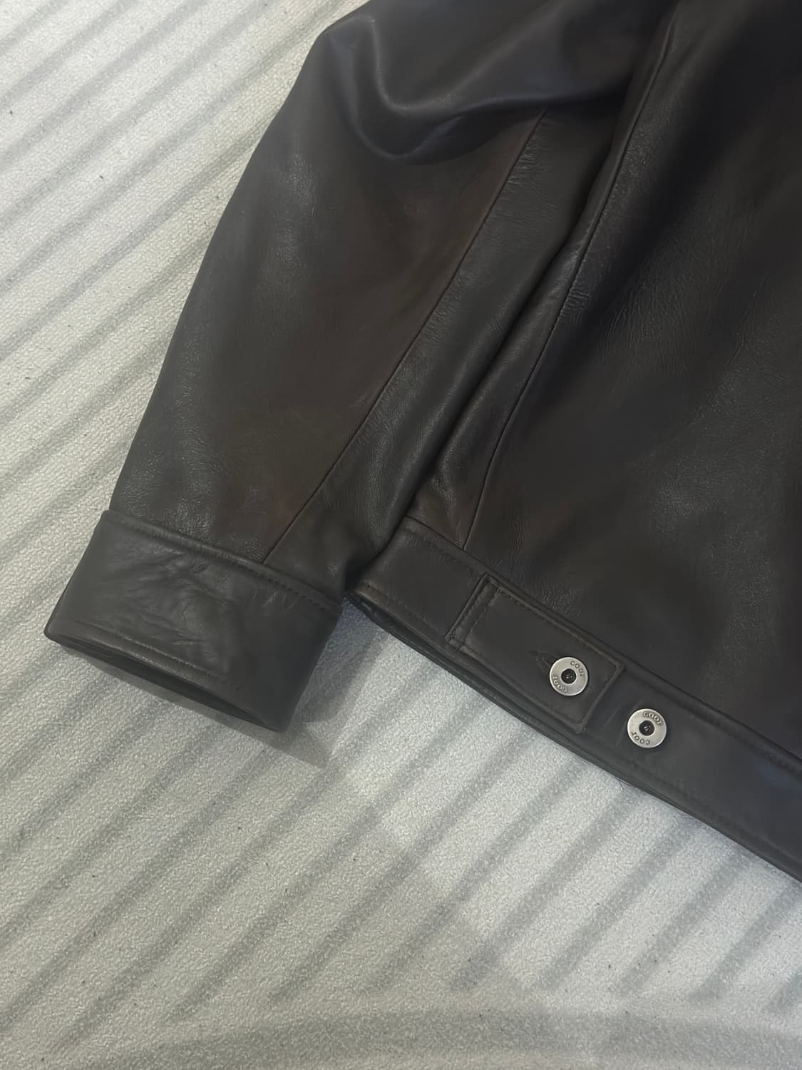 [m] 쿠어 램스킨 포켓 트러커 레더 자켓 (다크 브라운) 상품이미지10