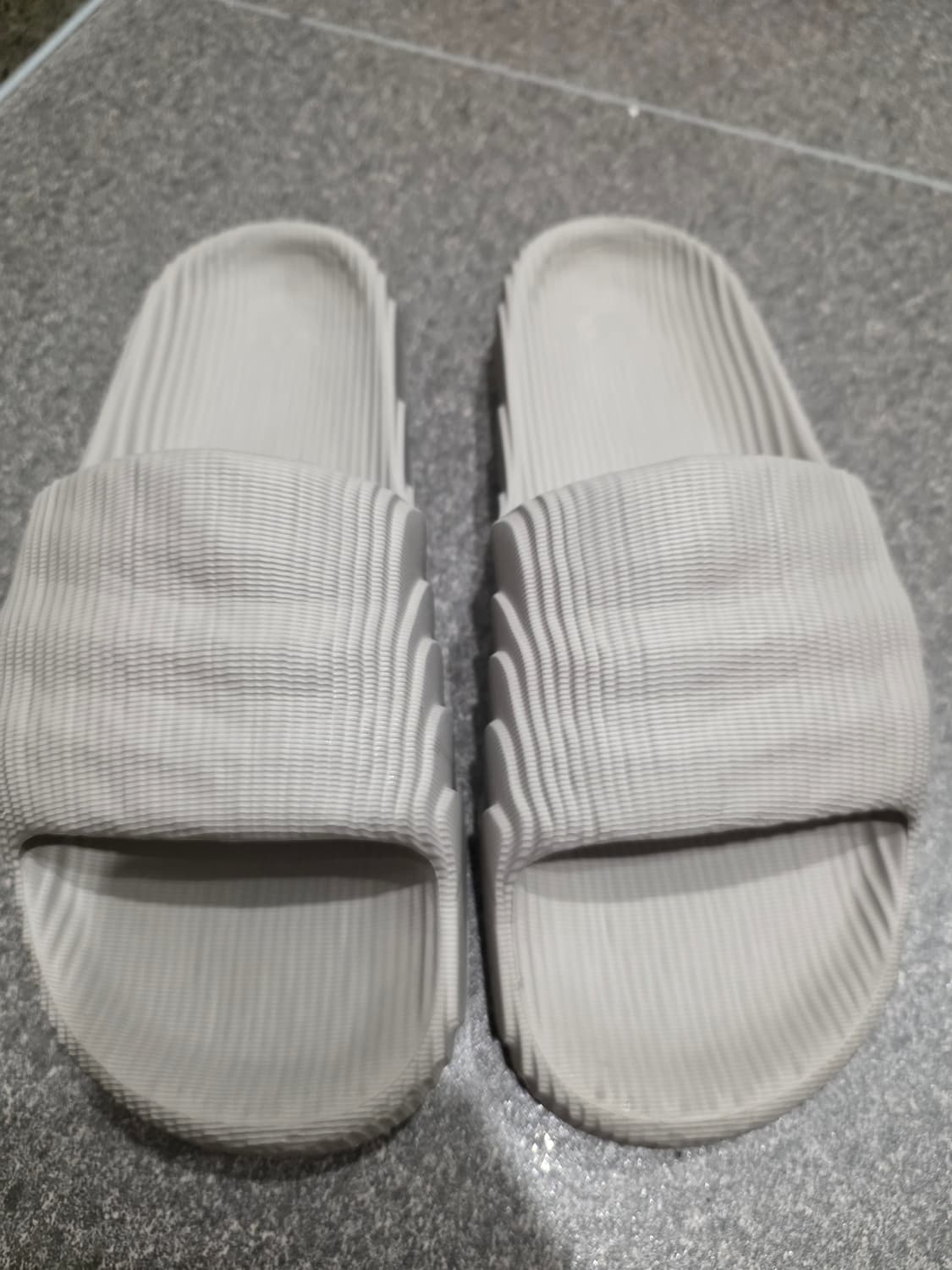 아디다스 아딜렛 1회착용 상품이미지1