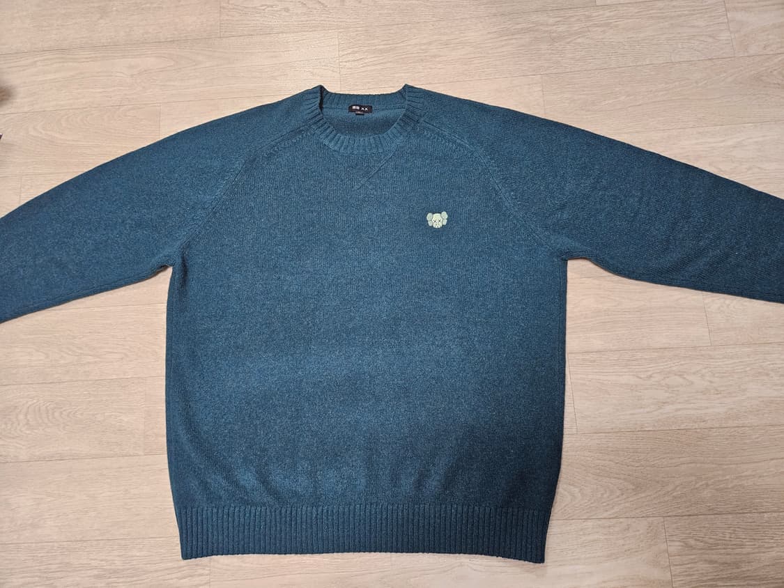 [새상품] 유니클로 KAWS 램스울 크루넥 스웨터 상품이미지3