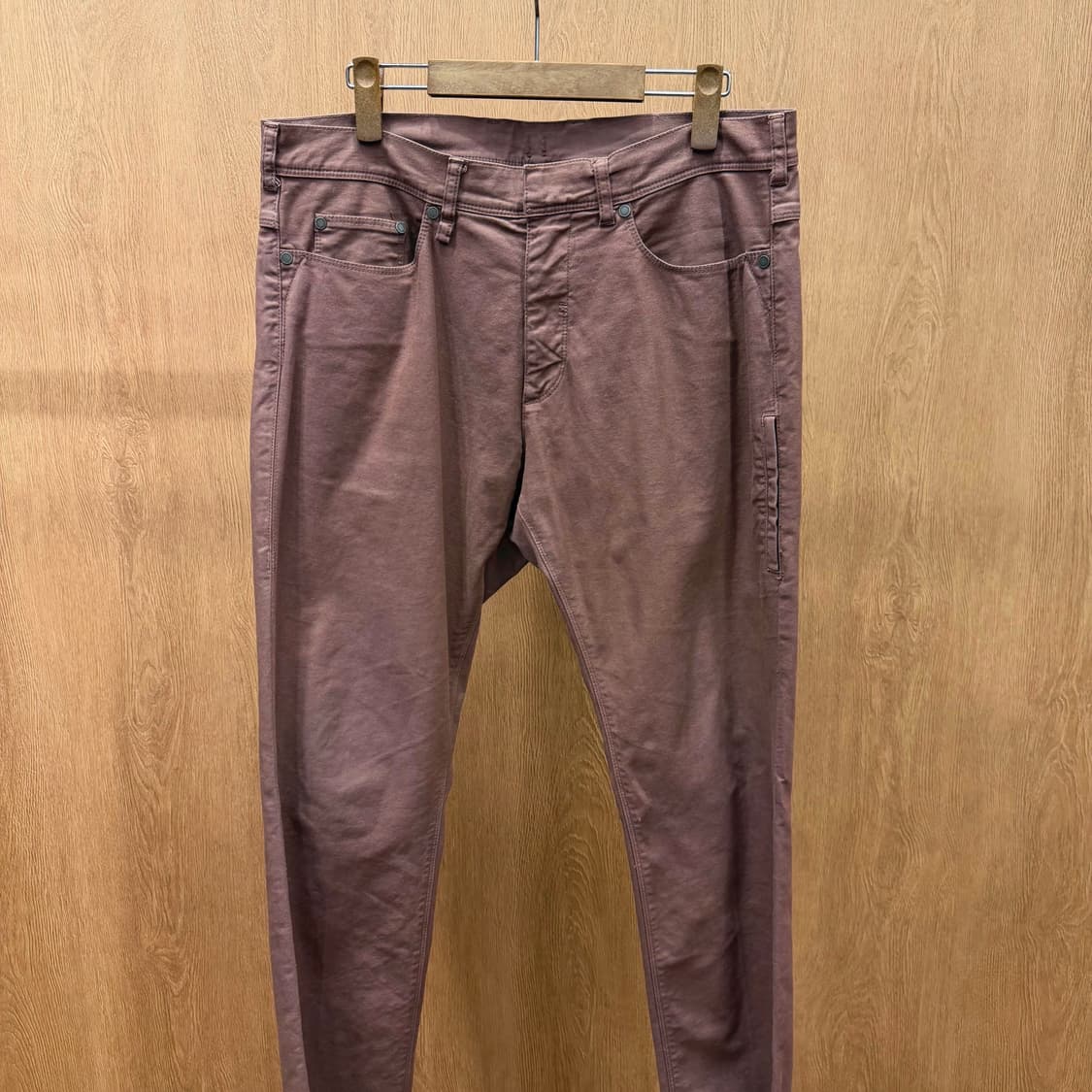 닐 바렛 코튼 팬츠 사이드 싱글 포켓 블랙 로고 디테일 슬림핏 퍼플 상품이미지4