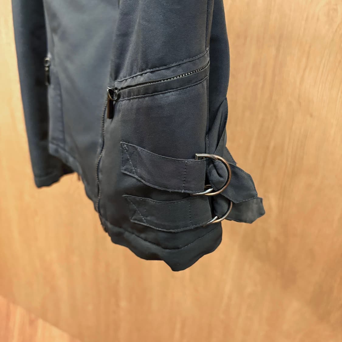 막스마라 패디드 라이더 자켓 D링 스트랩 퀄팅 안감 디테일 차콜 그레이 상품이미지6