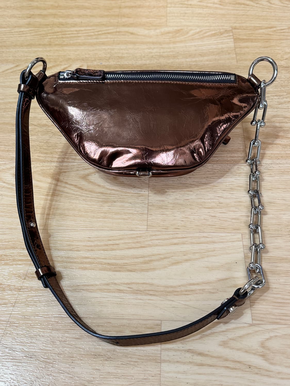 피플 오브 월드 체인 벨트백 메탈릭 브론즈 상품이미지5