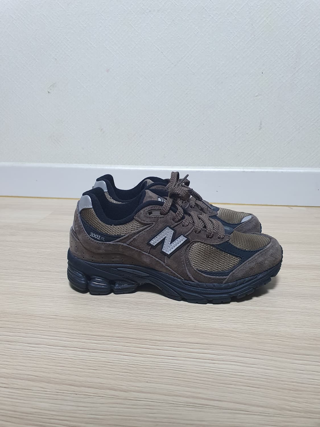 뉴발란스 2002R 브라운 운동화 230 상품이미지1