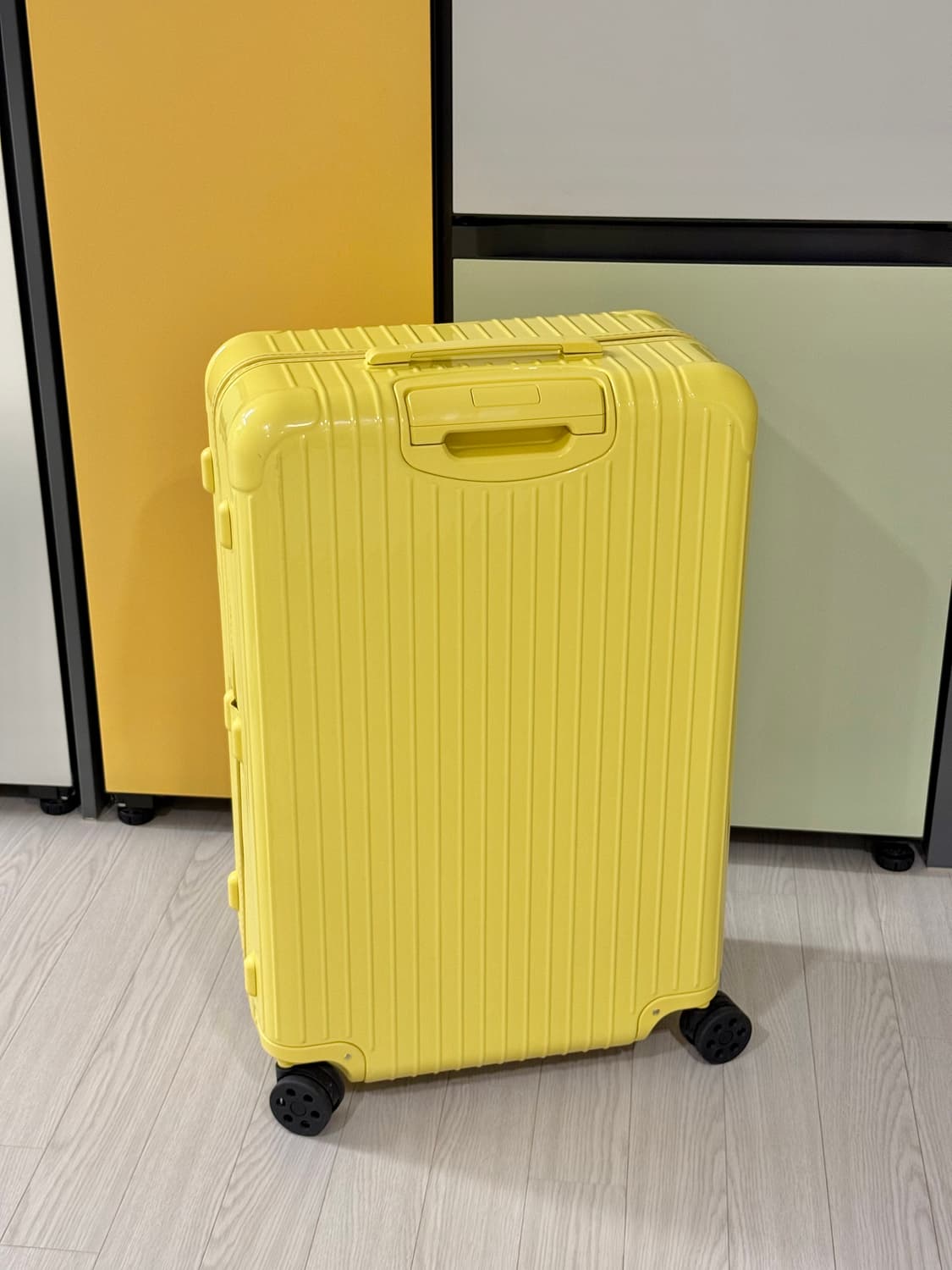 리모와 에센셜 옐로 체크인L 상품이미지3