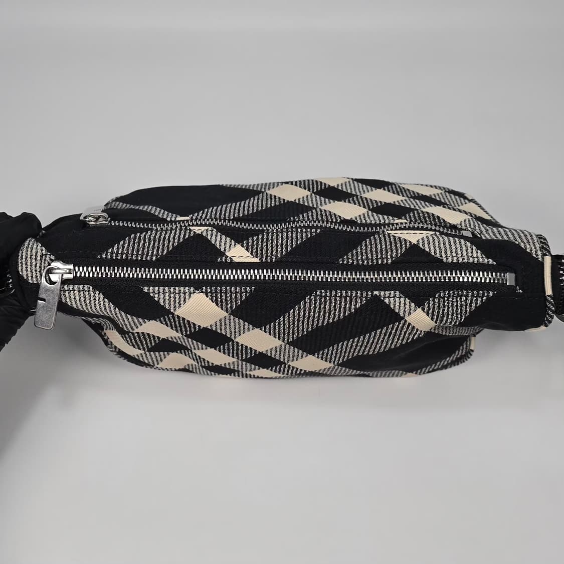 버버리 쉴드 체크 스몰 크로스백 상품이미지7