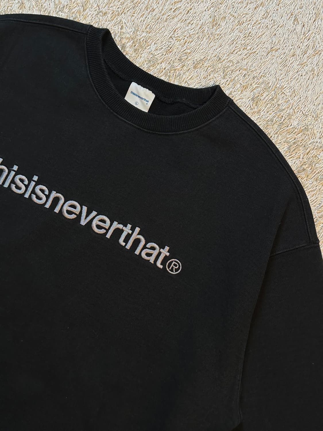 디스이즈네버댓 스펠로고 맨투맨 블랙 상품이미지2