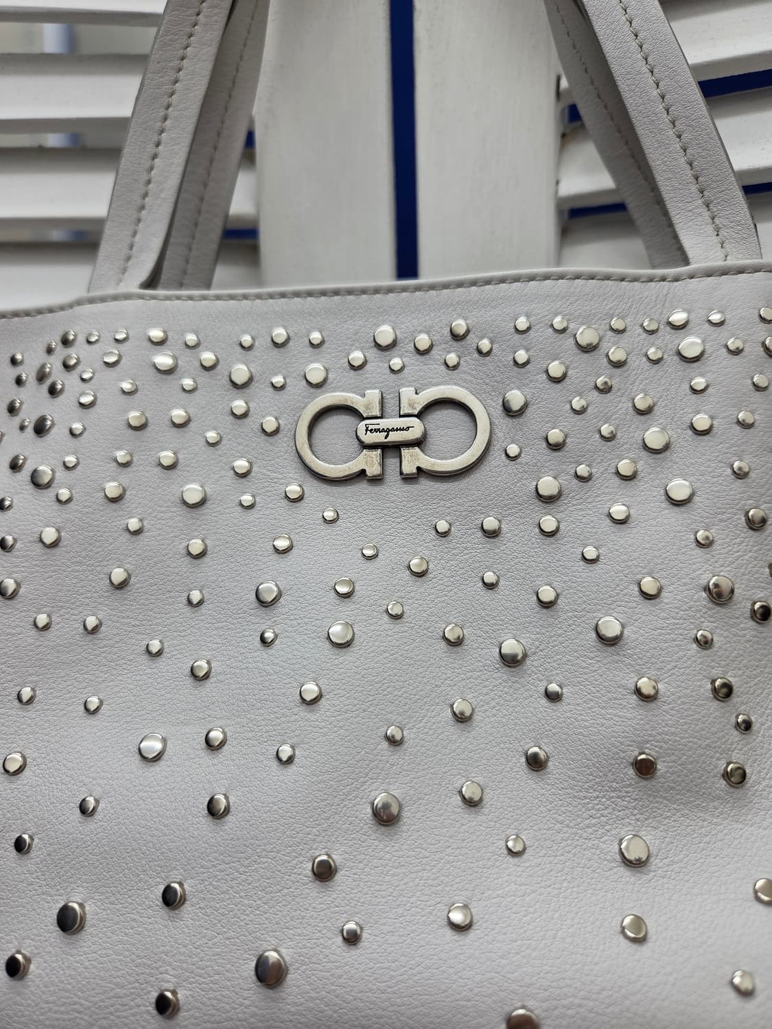 살바토레페라가모 스터드 토트백 상품이미지2