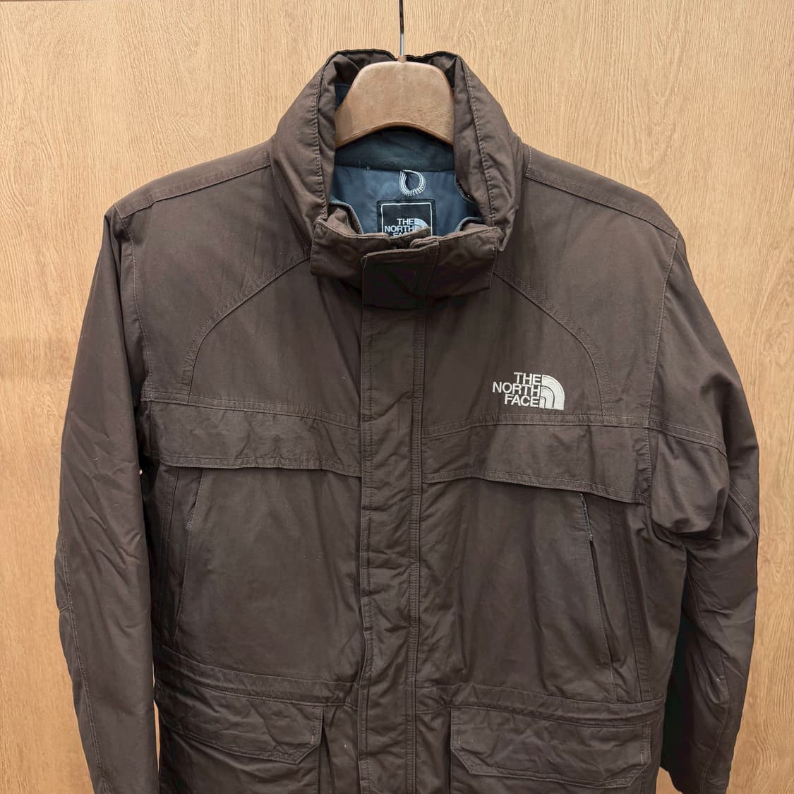 노스페이스 하이벤트 기능성 패딩 자켓 하단 포켓 로고 자수 디테일 브라운 상품이미지4