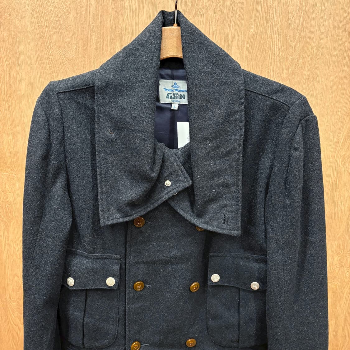 비비안 웨스트우드 더블 브레스트 숏 코트 오버사이즈 카라 디테일 네이비 상품이미지4