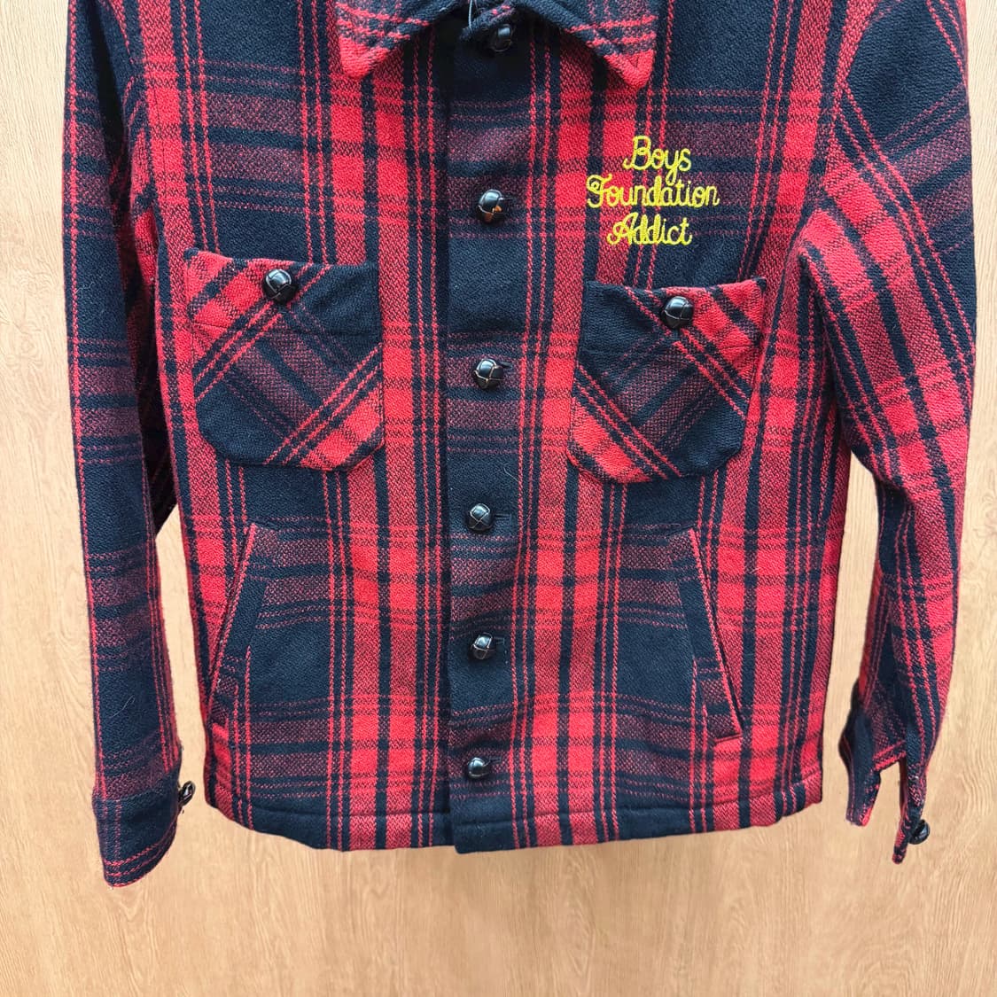 보이즈 파운데이션 울 체크 자켓 로고 자수 디테일 레귤러핏 레드 체크 상품이미지5