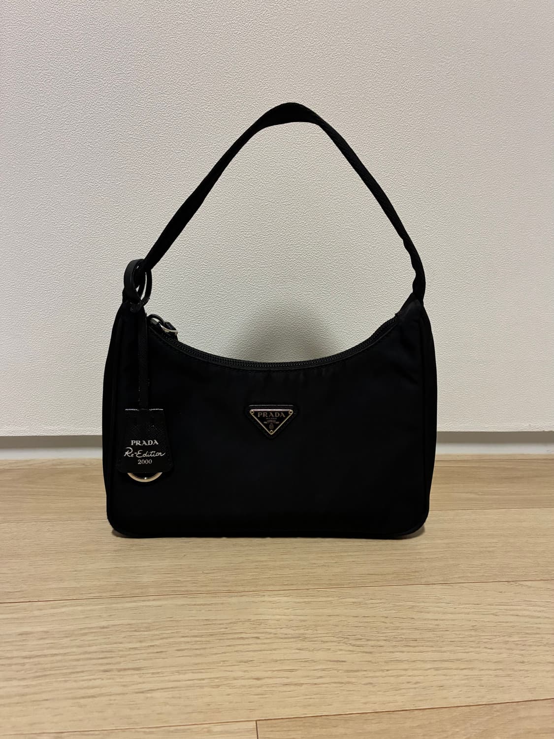 프라다 리에디션 2000 리나일론 호보백 상품이미지1