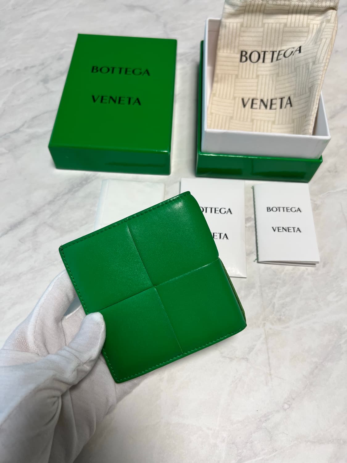 보테가베네타 슬림 폴더형 지갑 패러킷 상품이미지2