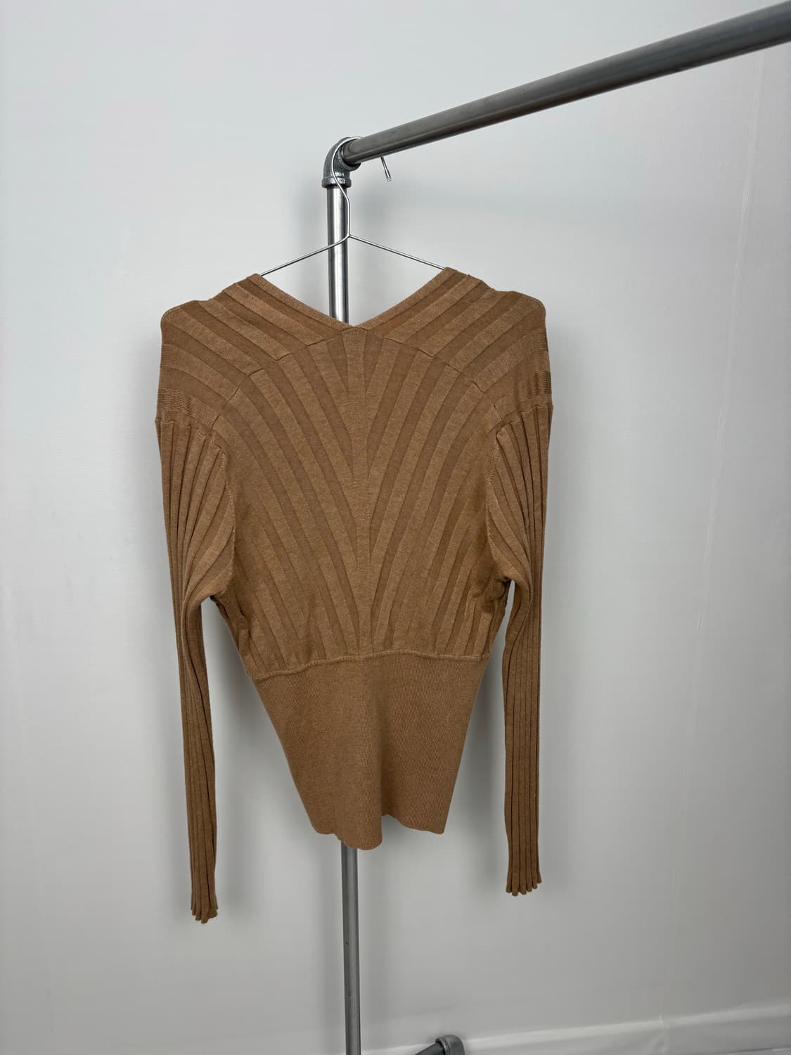 DEEP V-NECK CAMEL KNIT 상품이미지9