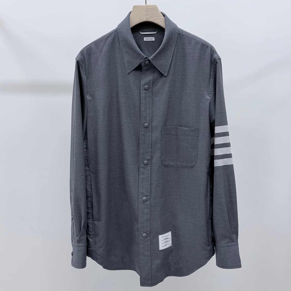 [S+급/3] 톰브라운 사선완장 플레인 위브 셔츠 자켓 그레이 상품이미지1