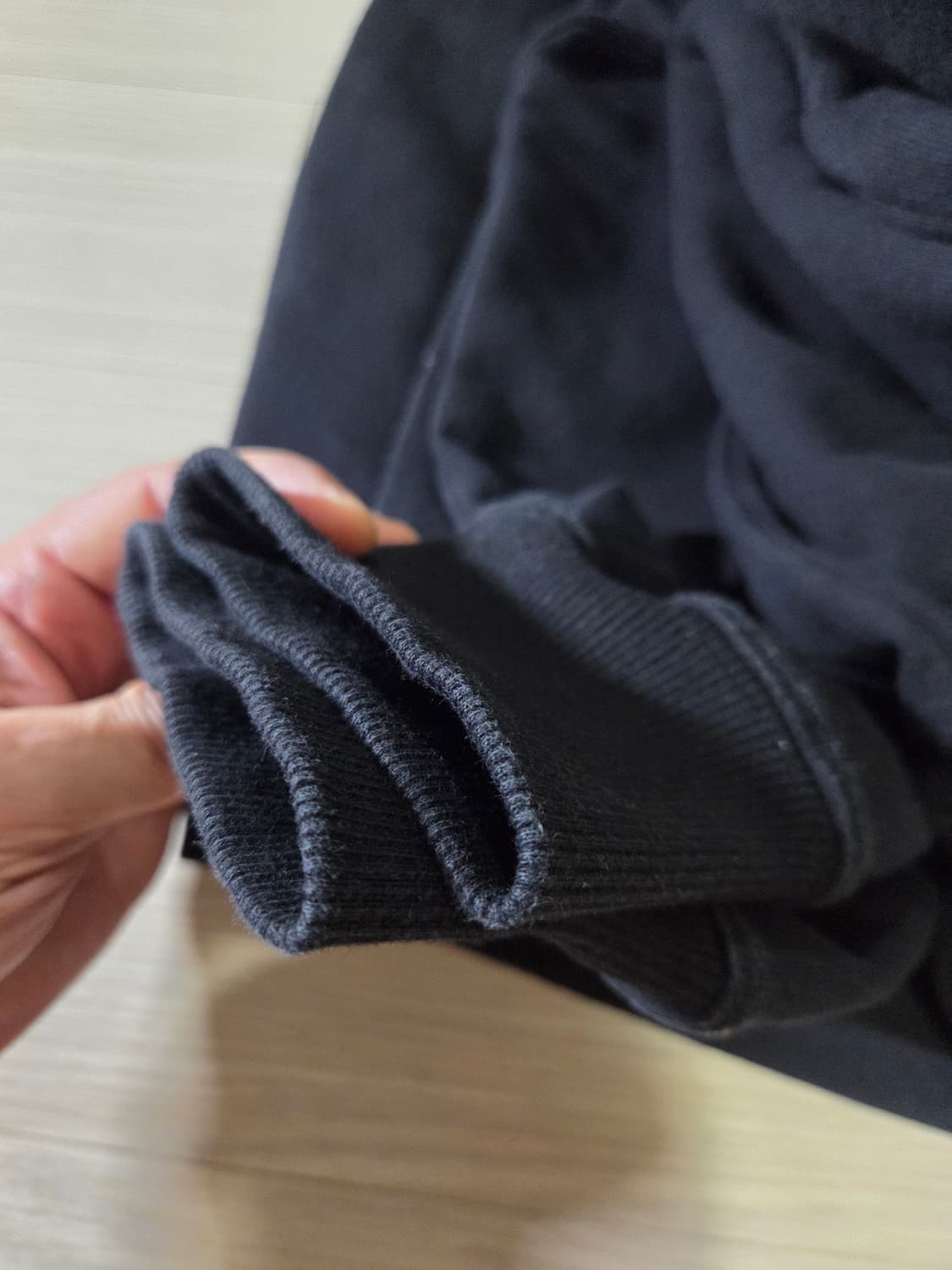 C.P. 컴퍼니 렌즈 와펜 맨투맨 블랙 상품이미지6