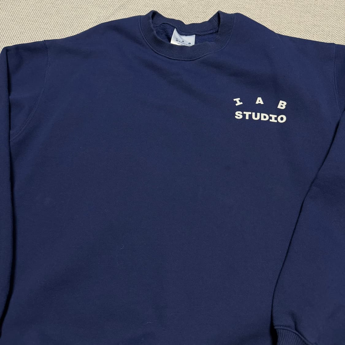 아이앱 IAB 스튜디오 네이비 맨투맨 티셔츠 상품이미지3