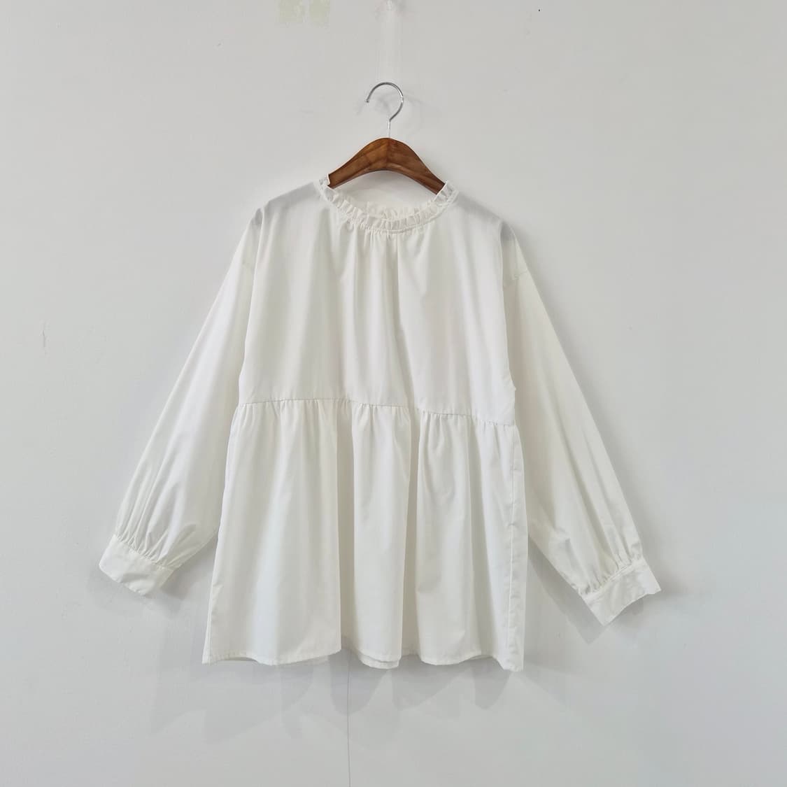 CHIP CHIP 화이트 프릴넥 뒷단추 셔링 블라우스 상품이미지1