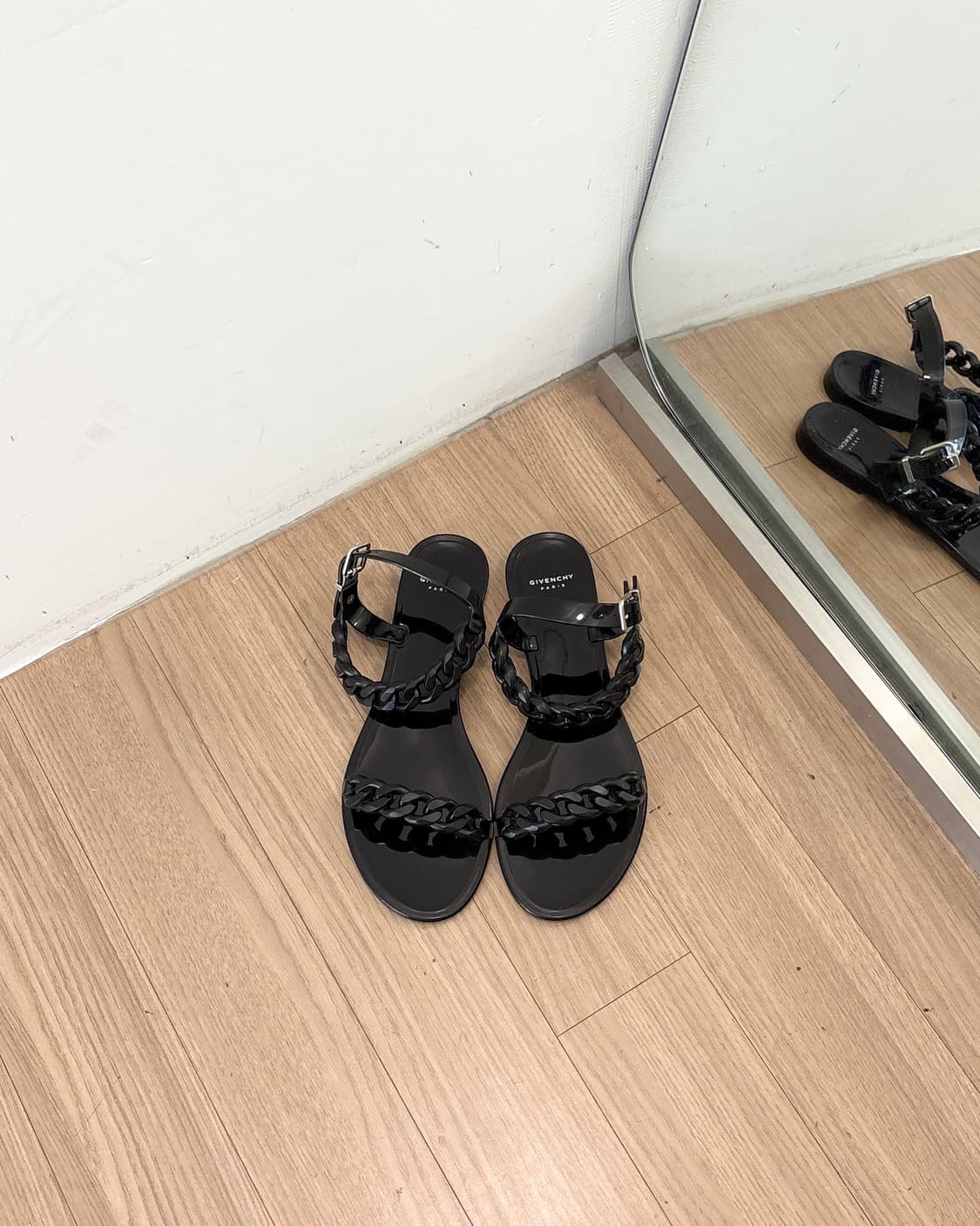 지방시 블랙 러버 체인 젤리 샌들 상품이미지2