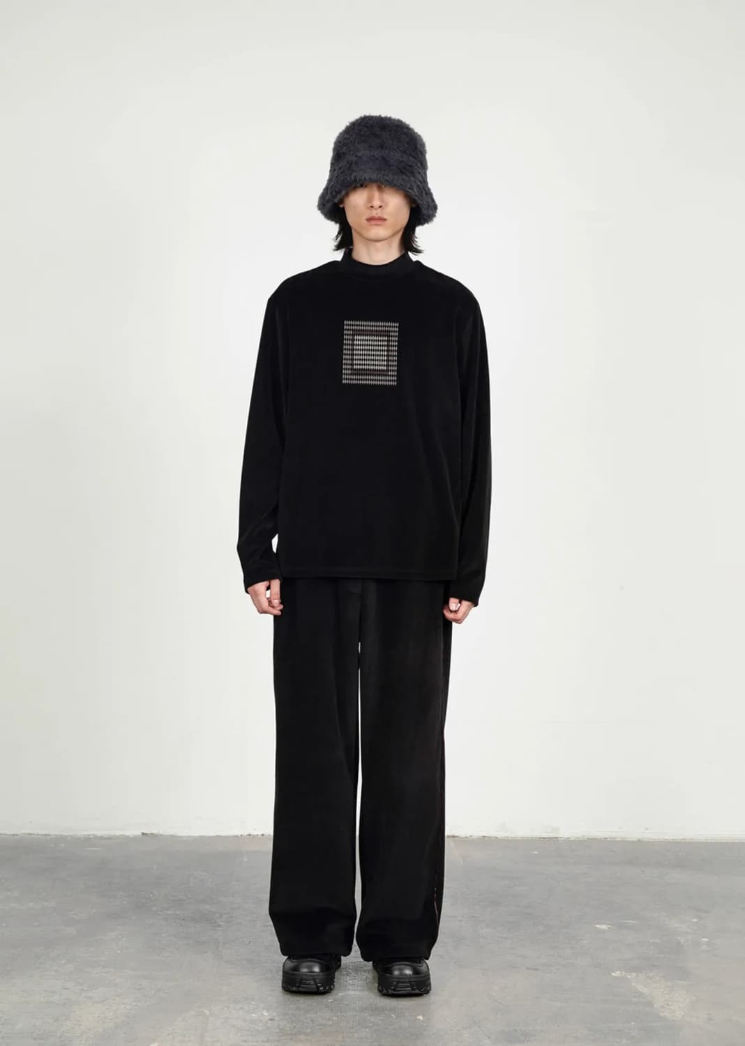 아모멘토 모티브 벨벳 모크넥 블랙 M사이즈 팝니다 상품이미지3