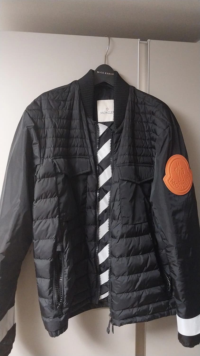 몽클레어 오프화이트 한정판 가우스 패딩 급처합니다 상품이미지1