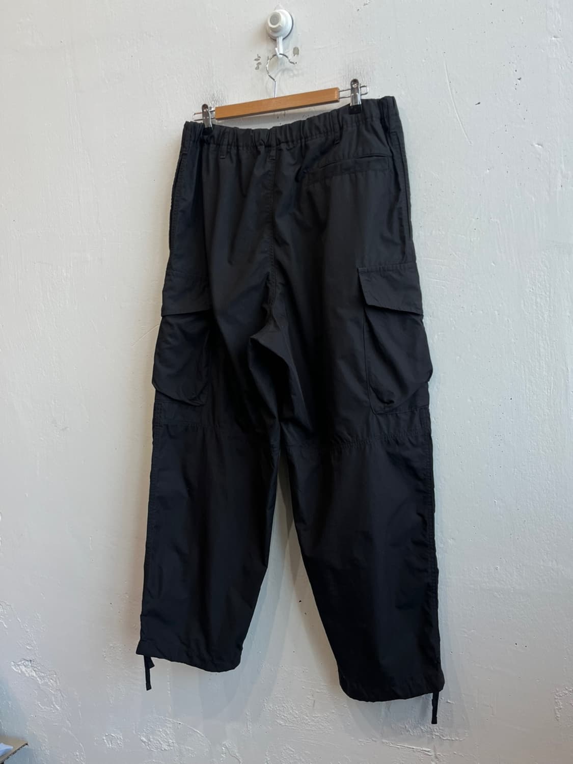 유니클로 U 와이드핏 파라슈트 카고팬츠 블랙  상품이미지2