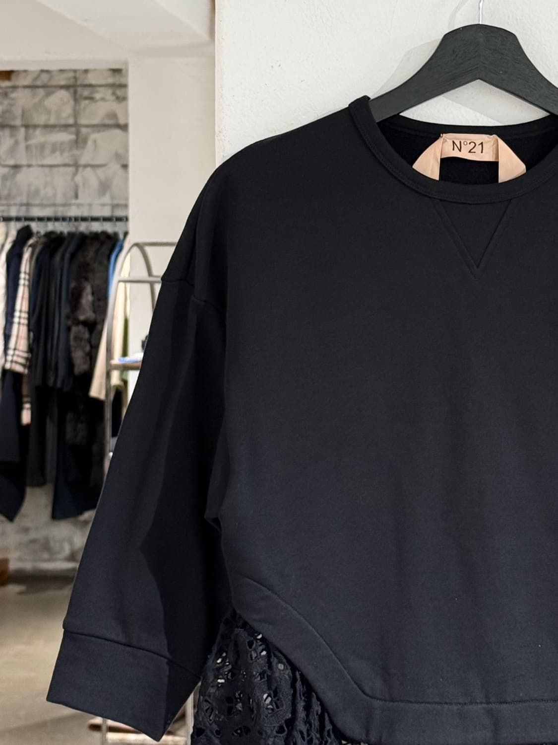 n21 블랙 레이스 헴 스웻 셔츠 상품이미지2