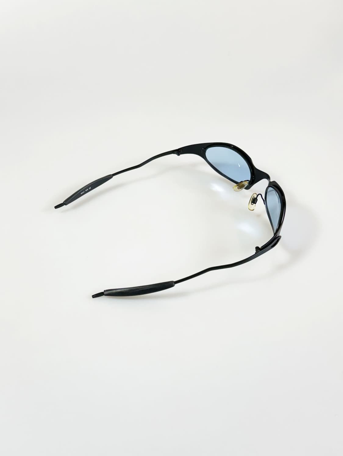 스포티 랩어라운드 블랙 메탈 프레임 빈티지 틴트 선글라스 상품이미지4