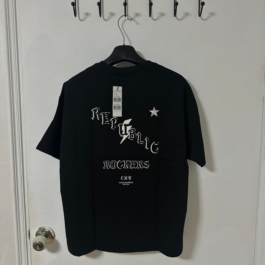 새상품 정가 18M 커스텀멜로우 자수 그래픽 반팔티 블랙 상품이미지1