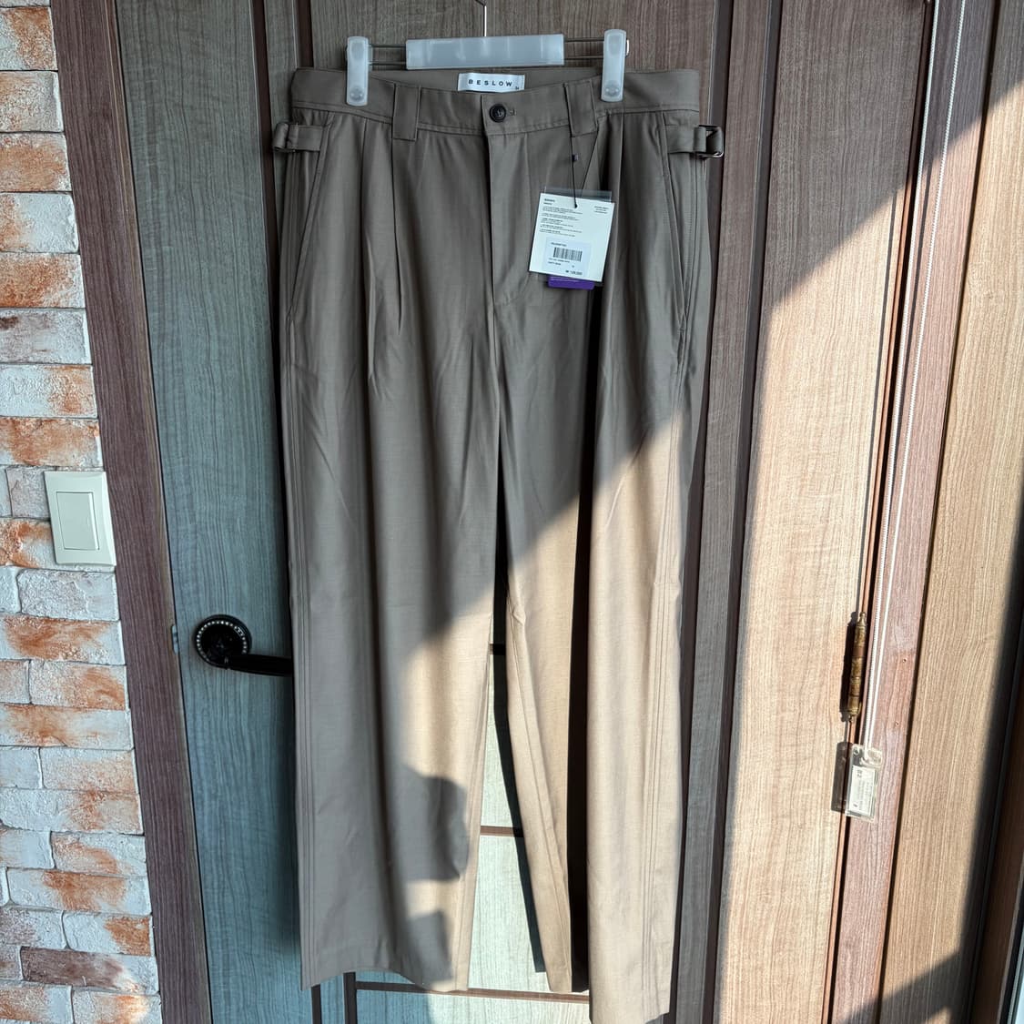 새상품(34)비슬로우 투턱 테이퍼드 팬츠 더스티베이지 상품이미지2