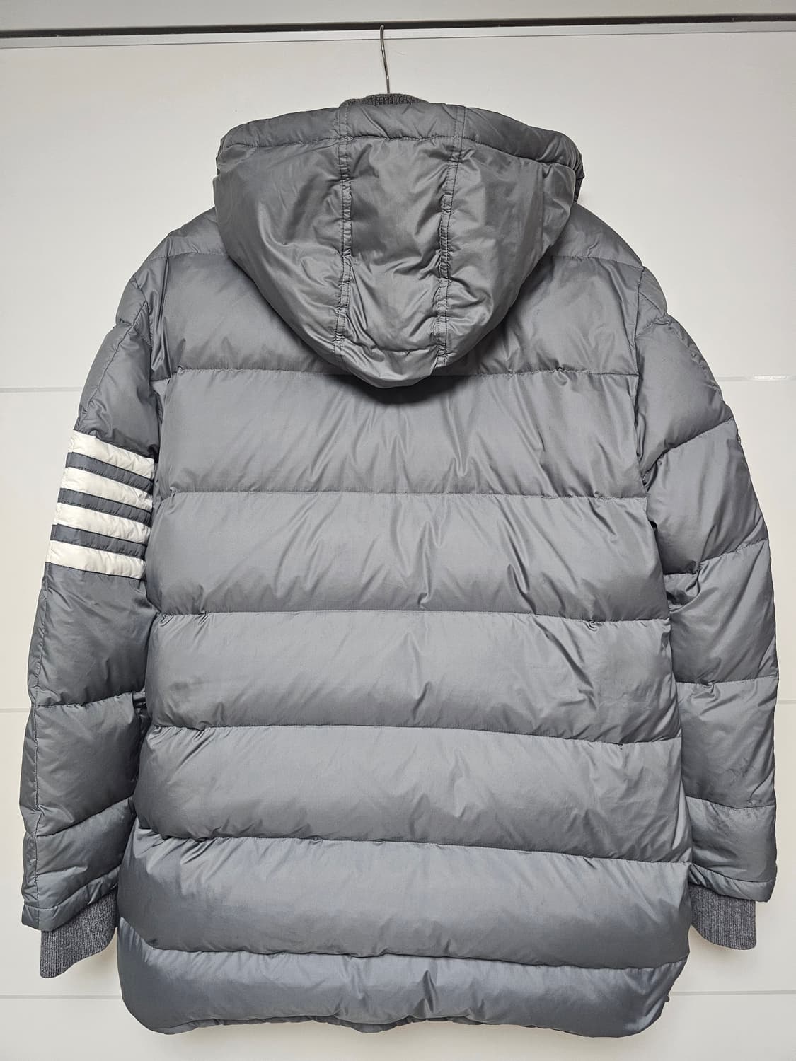 톰브라운 24년식 사선완장 후드 롱패딩(4/105/정품) 상품이미지3