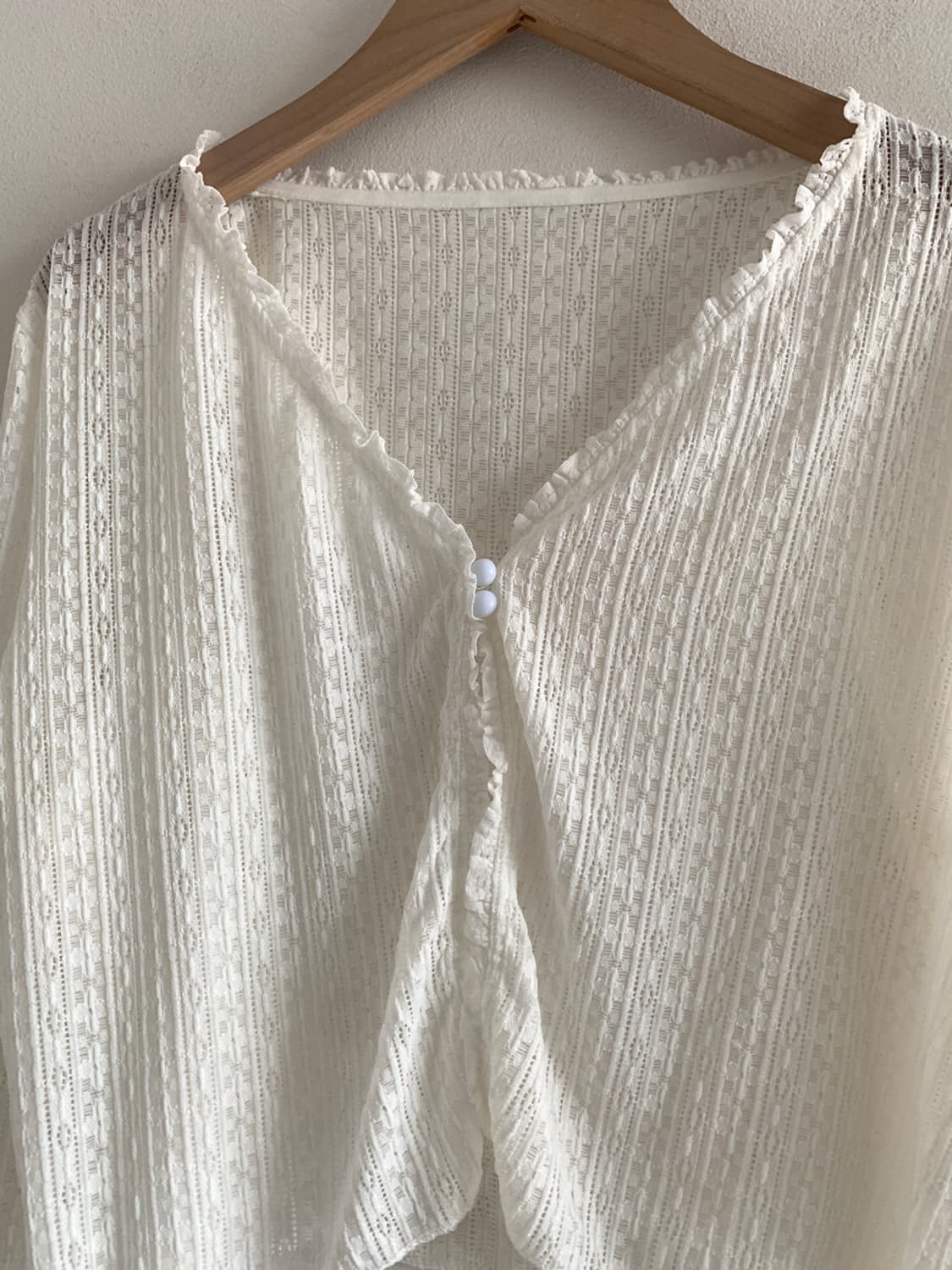 Frill two button lace cardigan 상품이미지4
