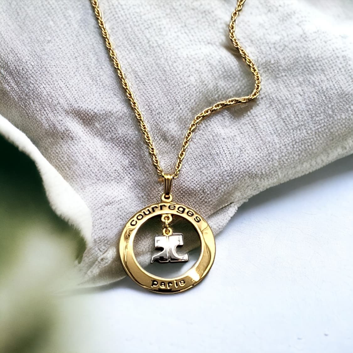 꾸레쥬 써클 로고 목걸이 상품이미지1