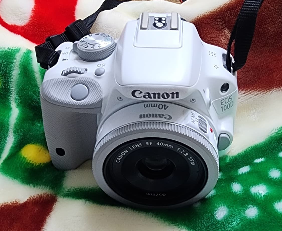 캐논 EOS 100D 화이트 + 40mm 렌즈 팝니다. 상품이미지1