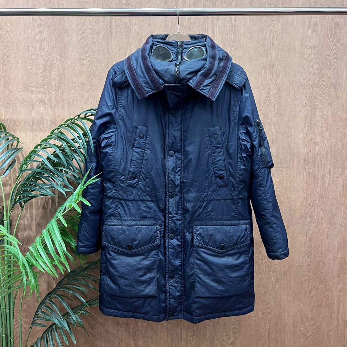 C.P. 컴퍼니 고글 파카 패딩 하이넥 슬리브 포켓 디테일 네이비 상품이미지1