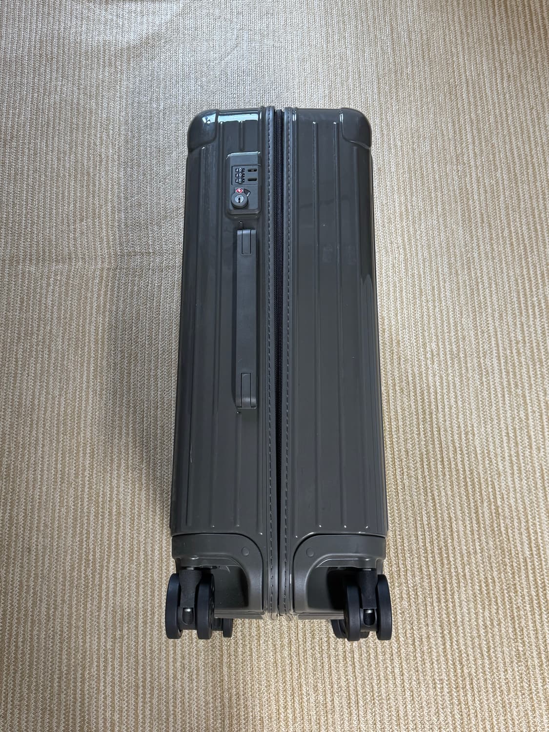 리모와(RIMOWA) 에센셜 체크인 M 캐리어 그레이색상 상품이미지5